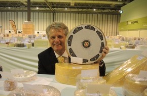 Affineur Walo von Mühlenen: Après avoir remporté le titre  mondial en 2012 pour le meilleur nouveau fromage, l'affineur Walo est une fois de plus le participant rencontrant le plus de succès au World Cheese Award (IMAGE)