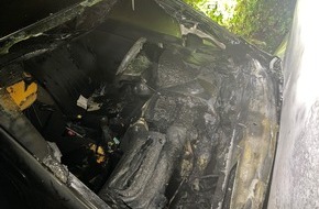 Polizei Mettmann: POL-ME: Zwei Autos brennen: Polizei geht von vorsätzlicher Brandlegung aus und bittet um Hinweise - Monheim am Rhein - 2309056
