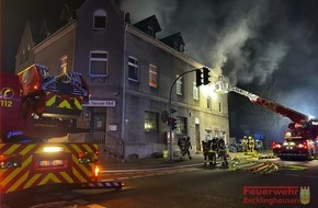 Feuerwehr Recklinghausen: FW-RE: Wohnungsbrand in voller Ausdehnung - 17 Personen betroffen.