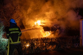 FW-MK: Brand einer Gartenh&uuml;tte in voller Ausdehnung
