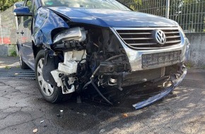 Polizei Bielefeld: POL-BI: Auto bricht durch Metallzaun