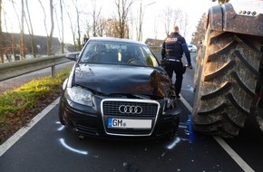 Kreispolizeibehörde Oberbergischer Kreis: POL-GM: 051219-1087: 44-Jährige bei Zusammenstoß mit Traktor schwer verletzt