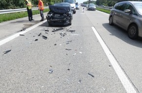 Polizeiinspektion Oldenburg-Stadt / Ammerland: POL-OL: ++ 2 Verkehrsunfälle infolge Staubildung auf der A 29 in Fahrtrichtung Wilhelmshaven mit 2 Verletzten und 5 beschädigten Pkw.