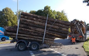 Kreispolizeibehörde Höxter: POL-HX: Stämme verrutschen auf Holz-Lkw