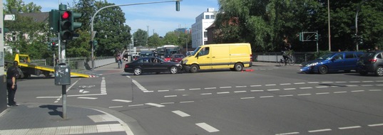 Polizeiinspektion Lüneburg/Lüchow-Dannenberg/Uelzen: POL-LG: ++ aggressive junge Männer unter Alkoholeinfluss
++ Randalierer auf Schuldach - Sachschaden ca. 20.000 Euro ++  Jugendlicher verprügelt ++ Zusammenstoß sorgt für ...