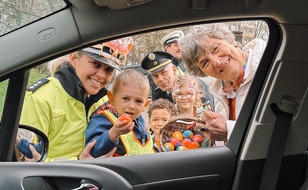 Polizei Hagen: POL-HA: Ostereiaktion 2024 - Vorschulkinder belohnen Verkehrsteilnehmer für richtiges Verhalten