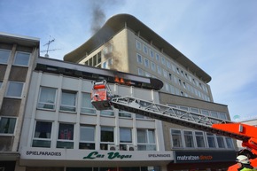 FW-MH: Feuer auf dem Balkon eines Wohn- und Geschäftshauses in der Mülheimer Innenstadt.