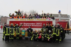Feuerwehr Mettmann: FW Mettmann: Feuerwehr Mettmann beteiligt sich am Karnevalsumzug
Kameraden zeigen sich jeck