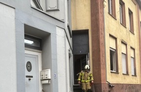 Feuerwehr Mettmann: FW Mettmann: Kabelbrand entzündet Sofagarnitur. Eine Person durch Feuerwehr gerettet.