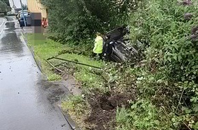 Polizei Mettmann: POL-ME: Von Fahrbahn abgekommen und überschlagen - Velbert - 2407015