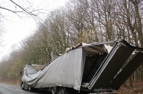 Polizeiinspektion Wilhelmshaven/Friesland: POL-WHV: Verkehrsunfall mit Trunkenheit in Varel - Lkw-Fahrer übersah die Höhenbegrenzung (FOTO) - Polizei beschlagnahmt den Führerschein