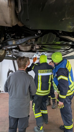 FF Olsberg: Von Hamm bis Olsberg - Katze fährt 75 Kilometer im Motorraum über die A44 mit