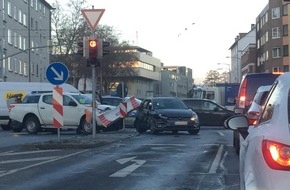 Polizeipräsidium Nordhessen - Kassel: POL-KS: Kassel: Unfall mit Räumschild sorgt für Verkehrsbehinderungen;
ein Verletzter und über 30.000 Euro Sachschaden
