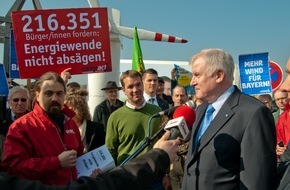 Campact e.V.: Campact-Aktive im Aktions-Marathon:"Energiewende nicht deckeln" / Serie von Protestaktionen / Großdemos in sieben Landeshauptstädten am 22. März (FOTO)