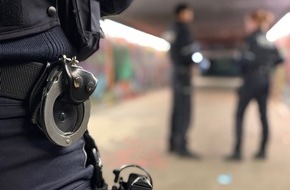 Polizei Hagen: POL-HA: Erst Festnahme nach Haftbefehl, dann Drogen- und Messerfund - Schwerpunktdienst der Polizei h&auml;lt Wehringhausen sicher