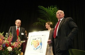 Green Cross Schweiz: Michail Gorbatschow übergab Green-Cross-Award Toni Frisch vom DEZA