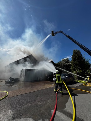 FW Horn-Bad Meinberg: Feuer greift auf Dachstuhl über und zerstört Wohngebäude - über 100 Einsatzkräfte mehrere Stunden im Einsatz