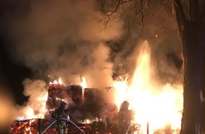 Feuerwehr Bottrop: FW-BOT: Strohballenbrand in Feldhausen