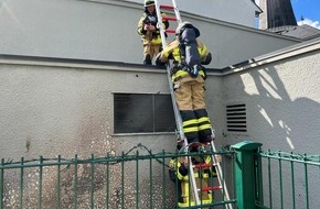 Feuerwehr Plettenberg: FW-PL: Containerbrand droht auf Trafohaus und Garagen überzugreifen