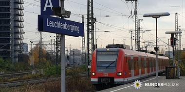 Bundespolizeidirektion München: Bundespolizeidirektion München: Versuchter Handy-Diebstahl: 28-Jähriger wehrt sich erfolgreich - Passanten verscheuchen Täter nach Angriff