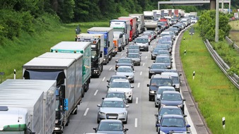 ADAC Hessen-Thüringen e.V.: In Hessen rollt es besser / ADAC Staubilanz zeigt Rückgang der Staustunden auf hessischen Autobahnen