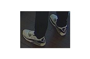 POL-LG: ++ Polizei veröffentlicht nach Raubüberfällen auf Tankstellen Bildaufnahmen des Täters ++ &quot;Wer erkennt Person, Bekleidung oder Schuhe wieder!&quot; -&gt; markante Nike Air Max 90 - Schuhe, ...