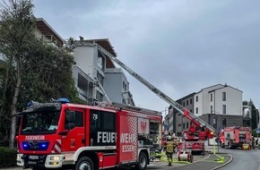 Feuerwehr Essen: FW-E: Fassade fängt nach Handwerkerarbeiten an zu brennen, Brand breitet sich auf Dachfläche aus - keine Verletzten