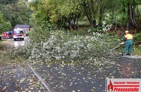 Feuerwehr Plettenberg: FW-PL: OT Erkelze/Hachmecke. Sturmtief Xavier sorgt in Plettenberg für zwei Einsätze bei der Feuerwehr.