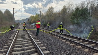 FW S&uuml;dheide: B&ouml;schungsbrand an der Bahnstrecke zwischen Unterl&uuml;&szlig; und Suderburg