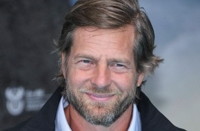 Wort & Bild Verlagsgruppe - Gesundheitsmeldungen: Henning Baum: "Mit Kraft das Leben meistern" / Im Gesundheitsmagazin "Apotheken Umschau" spricht der 53-jährige Schauspieler darüber, was ihn zum täglichen Trainieren motiviert