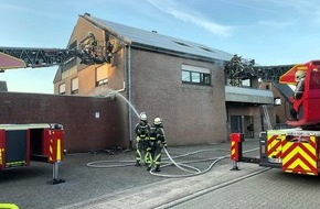 Feuerwehr Bocholt: FW Bocholt: Dachstuhlbrand in Mehrfamilienhaus - Feuerwehr Bocholt verhindert Ausbreitung des Feuers
