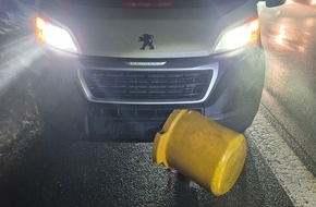 Polizeidirektion Bad Segeberg: POL-SE: Albersdorf/A23 - Fahrzeuge kollidieren mit Kunststofftonne auf der Autobahn - Polizei sucht Zeugen