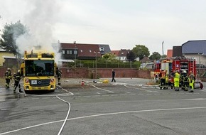 Feuerwehr Dortmund: FW-DO: Einsatzstelle kommt zur Feuerwehr - Brennender M&uuml;llwagen f&auml;hrt Feuerwache an