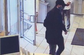 Polizei Düsseldorf: POL-D: Banküberfall in Unterrath - Polizei fahndet mit einem Foto aus der Überwachungskamera nach dem Täter - Foto als Datei angehängt