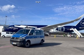 Bundespolizeidirektion Sankt Augustin: BPOL NRW: 8.470 Euro gezahlt: Bundespolizei vollstreckt zwei Haftbefehle am Flughafen K&ouml;ln/Bonn