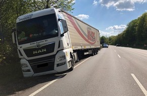 Polizeidirektion Landau: POL-PDLD: B10/Siebeldingen - Verkehrsbeeinträchtigung durch festgefahrenen LKW