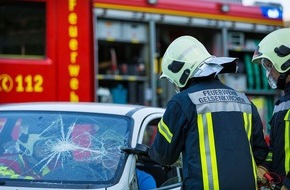 Feuerwehr Gelsenkirchen: FW-GE: Verkehrsunfall mit zwei Verletzten
