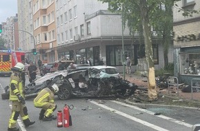 Feuerwehr Bremerhaven: FW Bremerhaven: Pkw kollidiert mit Straßenbaum- ein Schwerverletzter