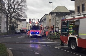 Feuerwehr und Rettungsdienst Bonn: FW-BN: Zimmerbrand in Bonn-Ippendorf - Feuerwehr rettet zwei Hunde