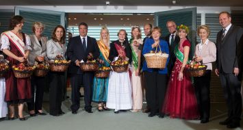 Deutschland - Mein Garten (eine Initiative der Bundesvereinigung der Erzeugerorganisationen Obst und Gemüse / BVEO): Hier regiert der Apfel: Deutschlands Apfelköniginnen zu Besuch im Bundeskanzleramt
