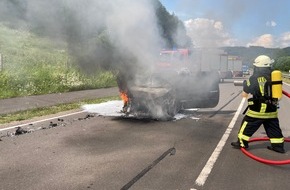 Feuerwehr Kirchhundem : FW-OE: PKW Motorraum im Vollbrand