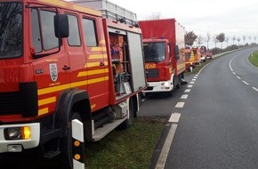 Freiwillige Feuerwehr Selfkant: FW Selfkant: Fässerfund mit unbekannten Inhalt neben der Fahrbahn in einem angrenzenden Waldstück