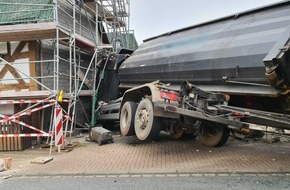 Polizeipräsidium Mittelhessen - Pressestelle Marburg-Biedenkopf: POL-MR: Unfall - Lastwagen prallt gegen Kirchenwand (Erstmeldung)