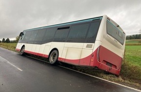 Polizeipräsidium Mittelhessen - Pressestelle Wetterau: POL-WE: Linienbus in Graben gerutscht + Diebstahl aus Einfamilienhaus