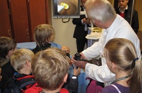 Asklepios Kliniken GmbH & Co. KGaA: Mäuse in der Asklepios Klinik Altona / Sendung mit der Maus: Türöffnertag (BILD)