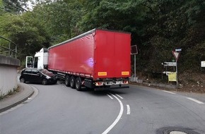 Polizeipräsidium Koblenz: POL-PPKO: Koblenz: 40-Tonner verursacht Unfall in der "Mailust"