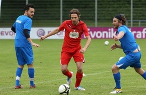 SAT.1: Thomas Hayo oder Peer Kusmagk? Giovanni Zarrella oder Oli. P? Wer stürmt gegen den BVB? (BILD)