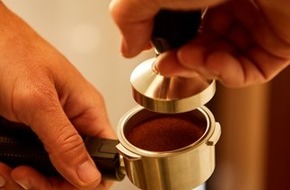 Krups: Präzise, virtuos, authentisch: Mit den Siebträgermaschinen von Krups wird jeder zum Barista