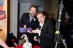 TELE 5: Das haut selbst den stärksten Hai um!  DER Ohrenschmaus zum "SchleFaZ Spezial: Sharknado 2": Die streng riechende und limitierte CD "Atemlos durch die Luft" von und mit "Helenes Fische". (FOTO)