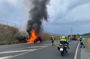Freiwillige Feuerwehr Olsberg: FF Olsberg: BMW brennt auf Autobahnzubringer bei Olsberg aus